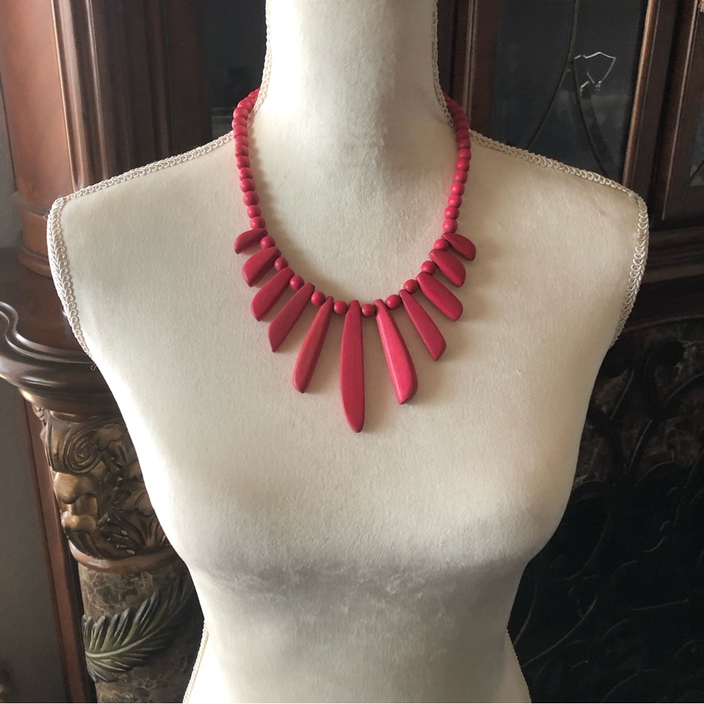 Vintage deep fuchsia wood bead necklace - Picture 5 of 9